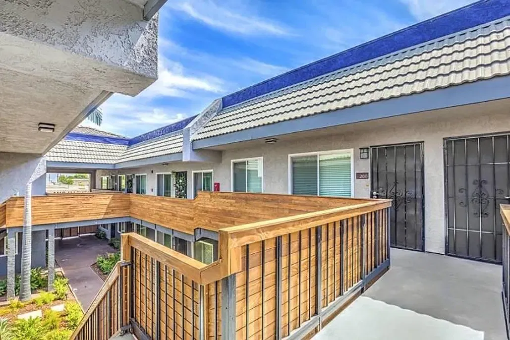 Del Amo Place Apartment Homes — Photo 3