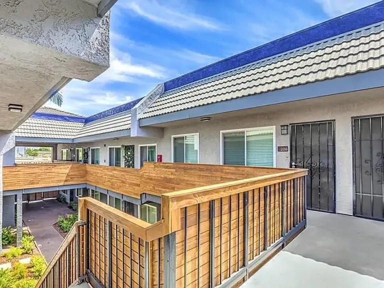 Del Amo Place Apartment Homes — Photo 3