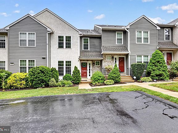 3rd image of 214 Moria Pl