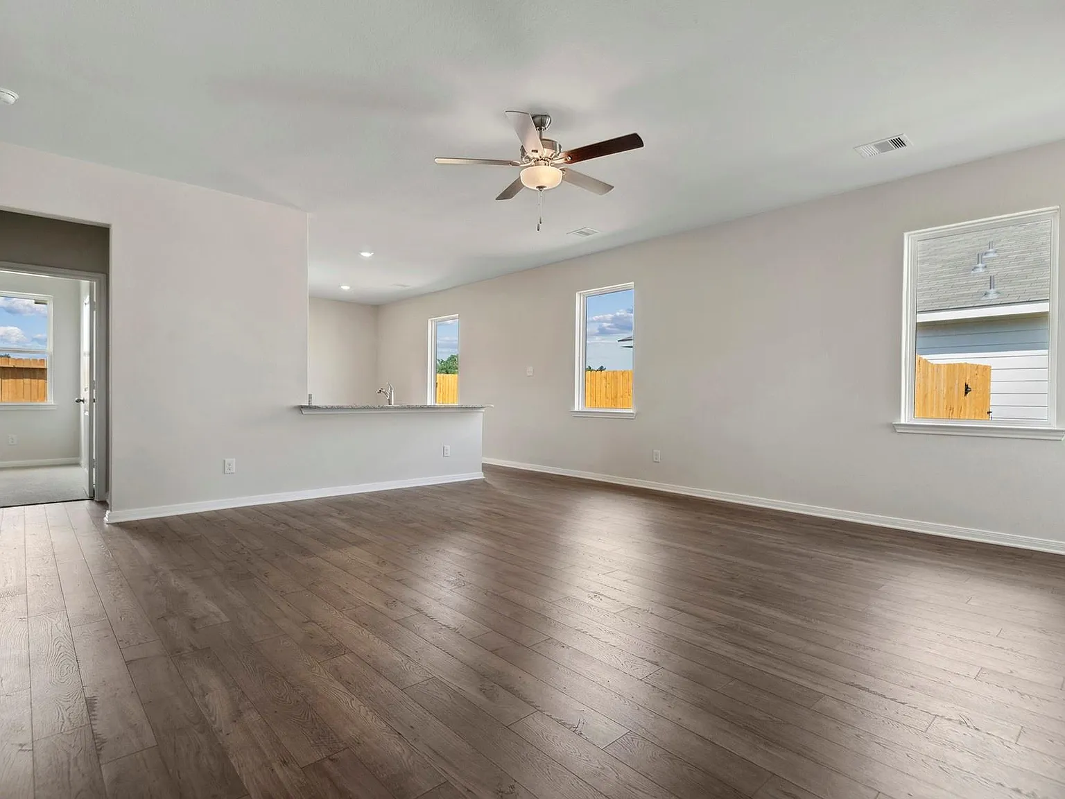 3 bed, 2.0 bath, 1306 sqft, $1,870 — Photo 4