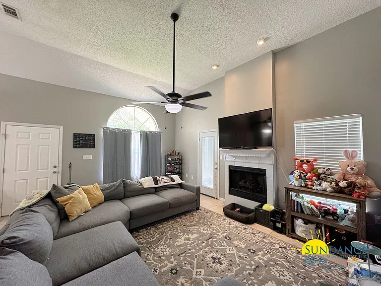 1701 Colonial Ct — Photo 3