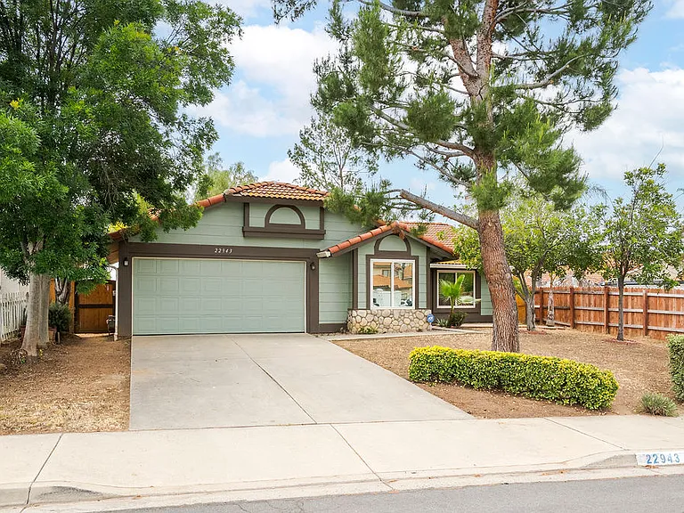 22943 Navut Ave — Photo 2