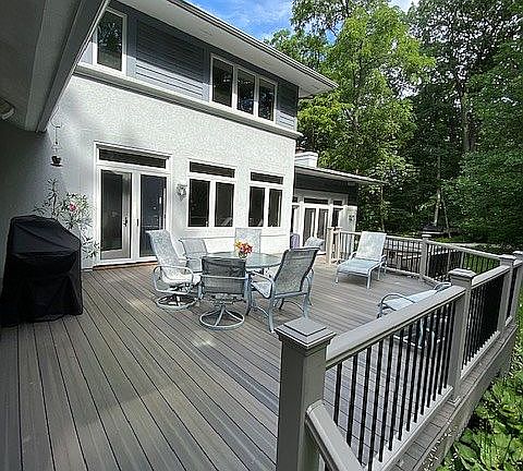 Multi-level upper deck 