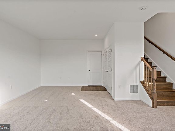 3rd image of 646 Hemsworth Ln