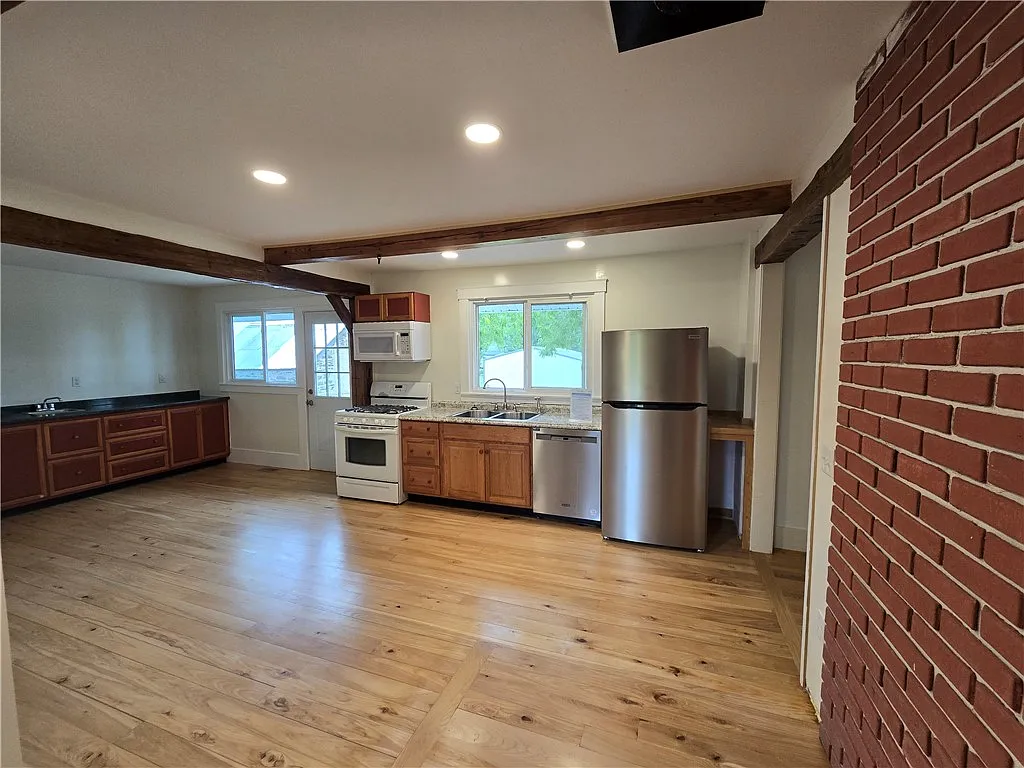 4 bed, 1.0 bath, 1888 sqft, $2,500 — Photo 4