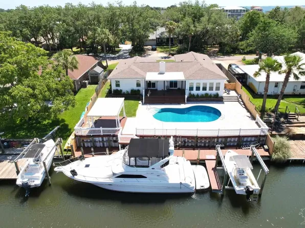 1125 Harbor Ln, Gulf Breeze, FL 32563