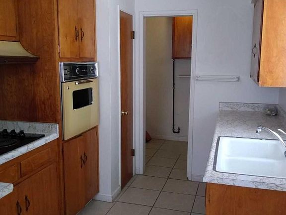 Kitchen w/pantry