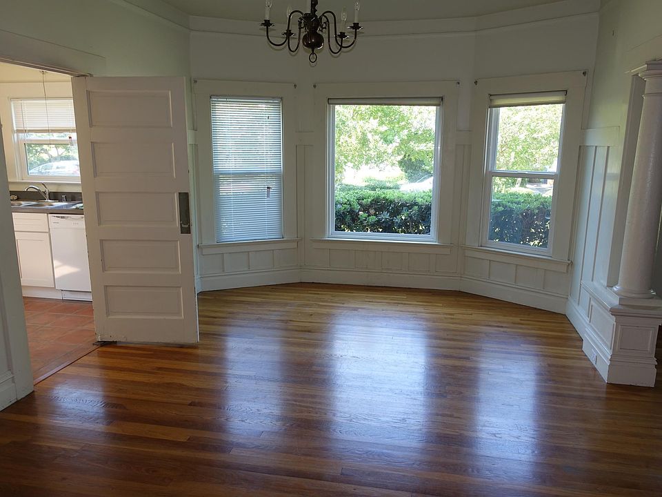 1st image of 1523 Oak St