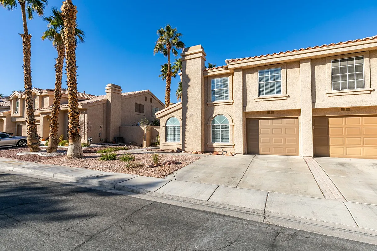 Building Photo - 2810 Briar Knoll Dr
