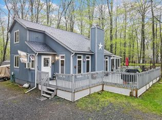 1073 Maple Dr, Pocono Lake, PA 18347