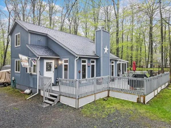 1073 Maple Dr, Pocono Lake, PA 18347