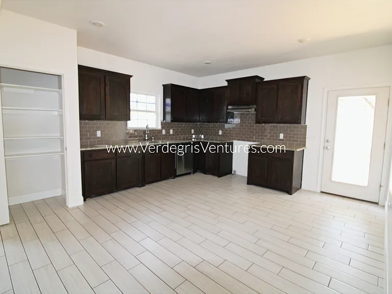 209 E Barron Ave — Photo 3