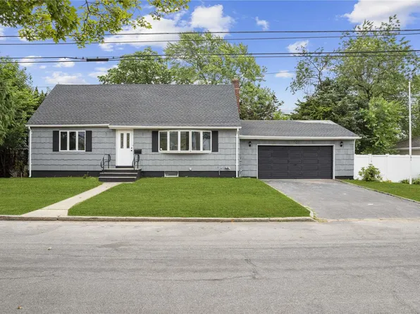 456 Heathcote Road, Lindenhurst, NY 11757