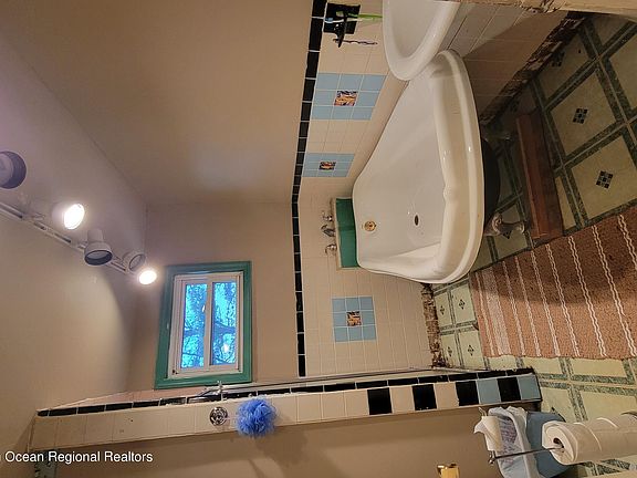 3rd image of 233 James St