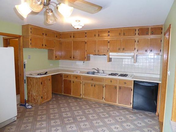 2nd image of 15616 Le Claire Ave