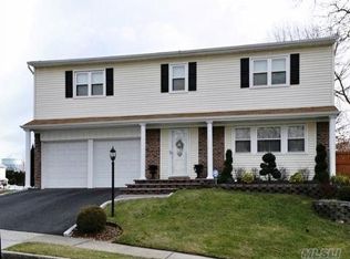 6 Henni Ct, Syosset, NY 11791