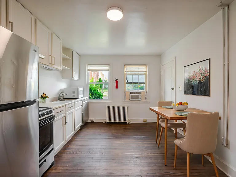 2425 E St NE #4 — Photo 1