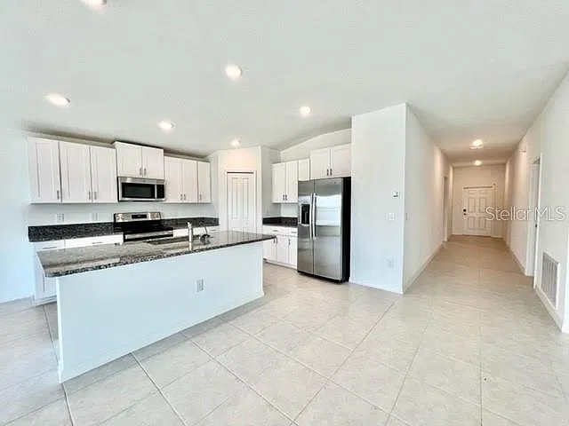 4 bed, 2.0 bath, 1937 sqft, $2,340 — Photo 3