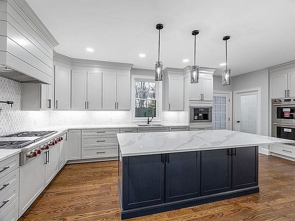 5th image of 30 Fox Hill Dr