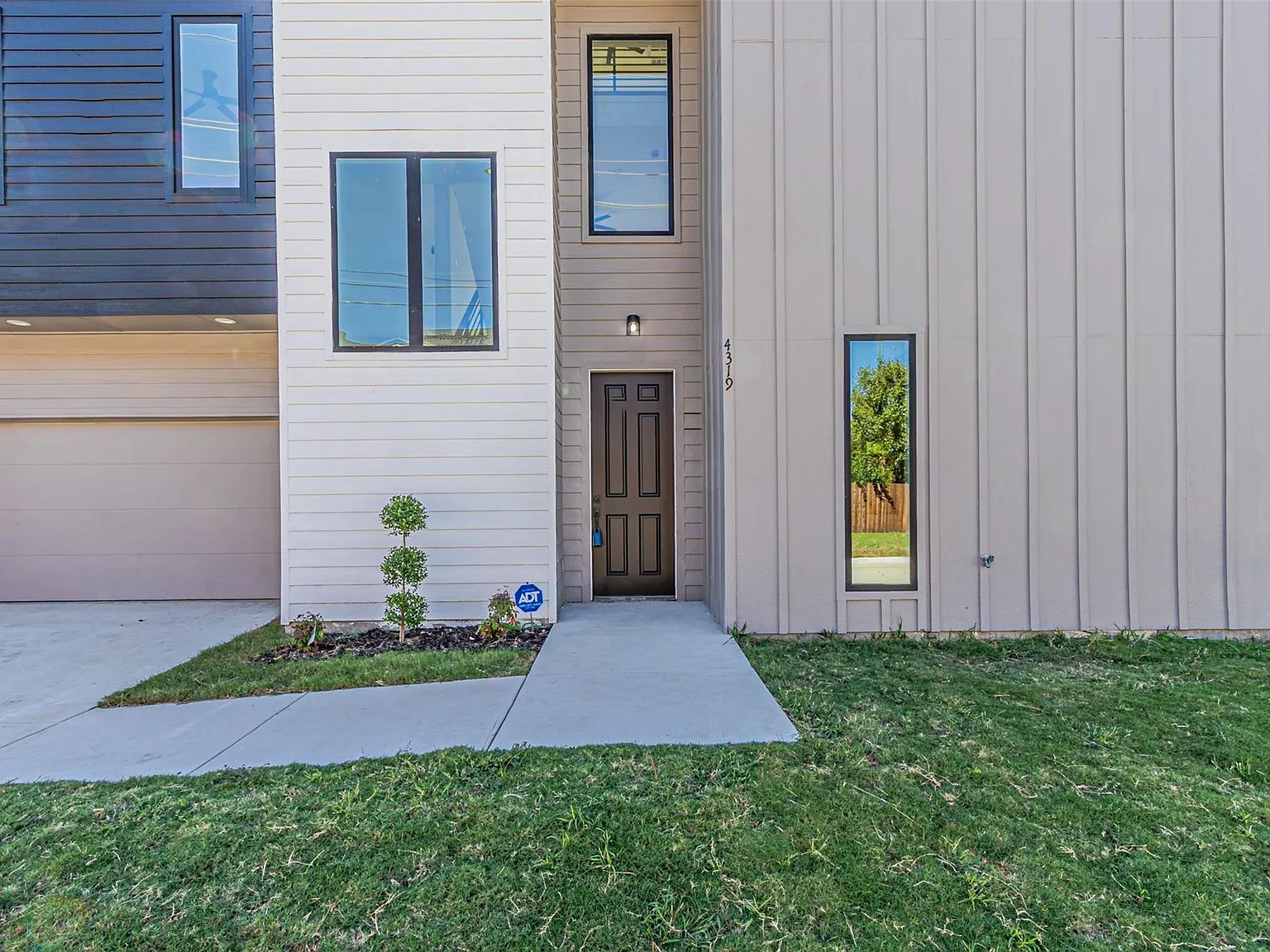 4 bed, 3.5 bath, 2966 sqft, $5,000 — Photo 2