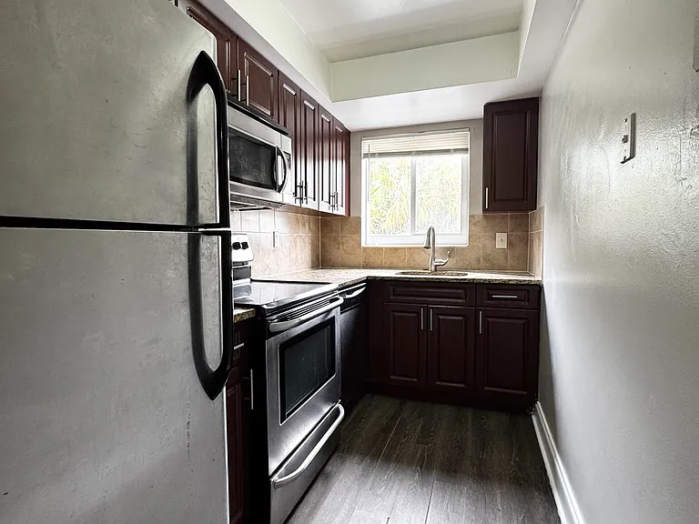 425 NE 7th Ave #8 — Photo 2