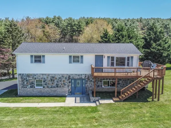 6801 Holly Dr, Radford, VA 24141