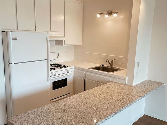 5th image of 1353 S Carmelina Ave APT 119