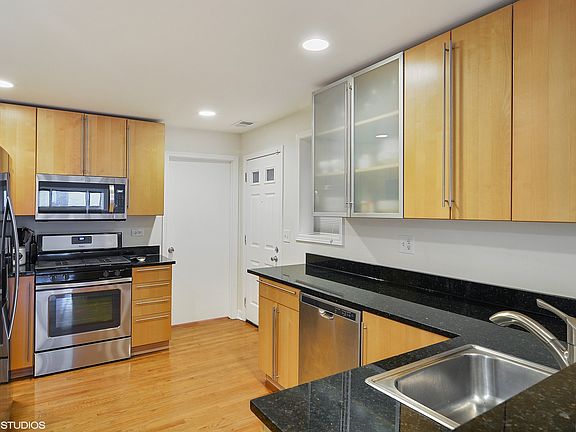3rd image of 516 N Hermitage Ave