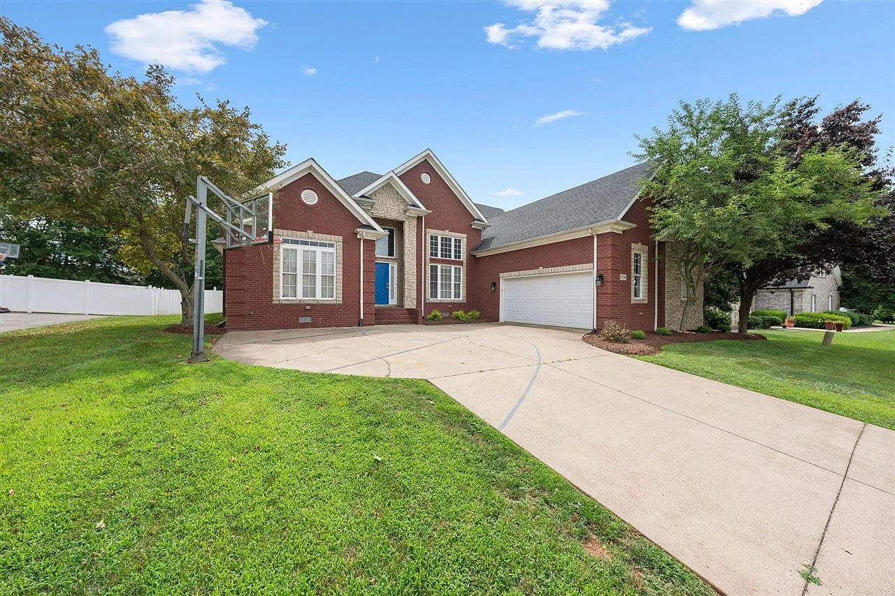 5 bed, 3667 sqft, $3,500 — Photo 2