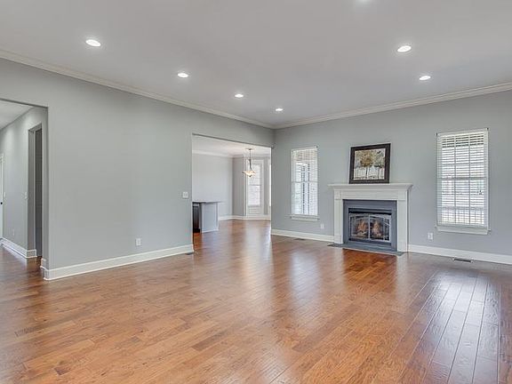 5th image of 443 Garden City Dr