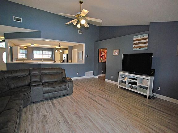 4th image of 2124 Coral Creek Dr