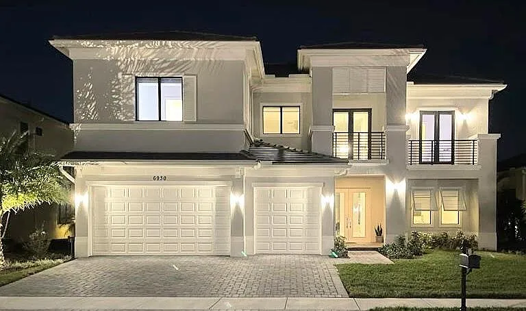 6930 NW 27th Ave — Photo 2