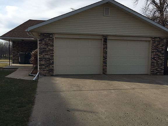 Side covered patio on south 