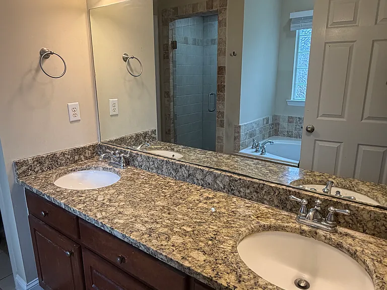 165 Hedgerow Dr — Photo 2