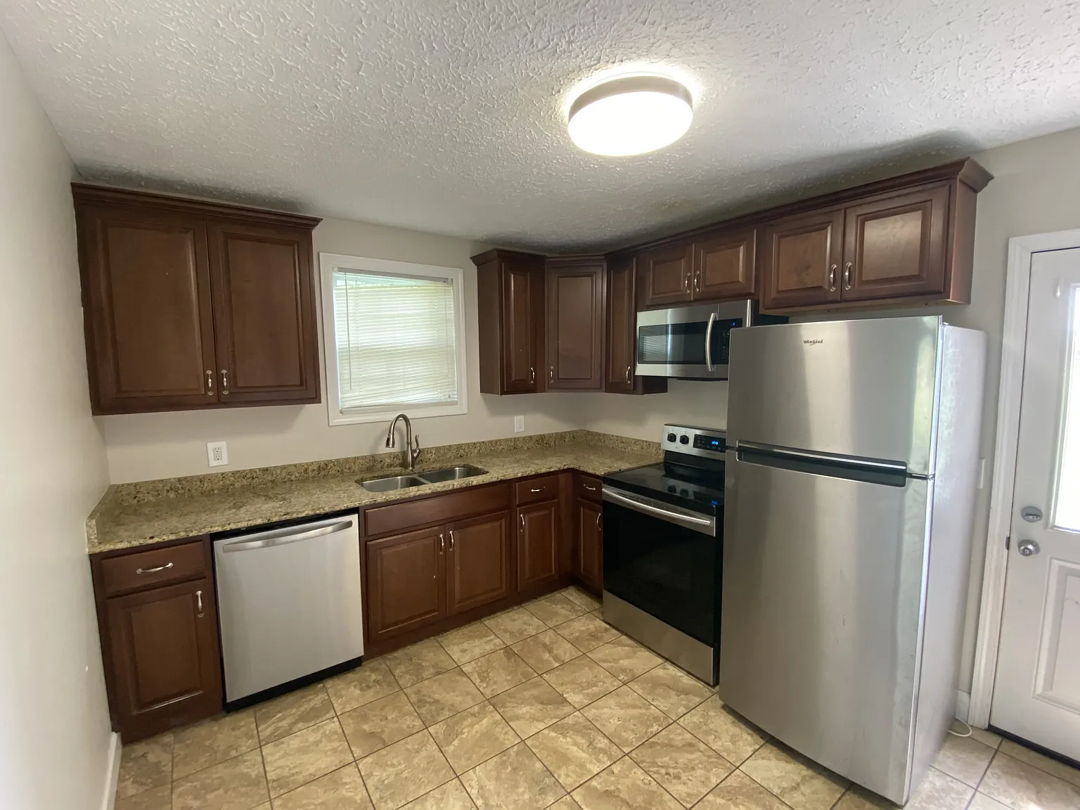 2 bed, 1.5 bath, 1020 sqft, $1,500 — Photo 2