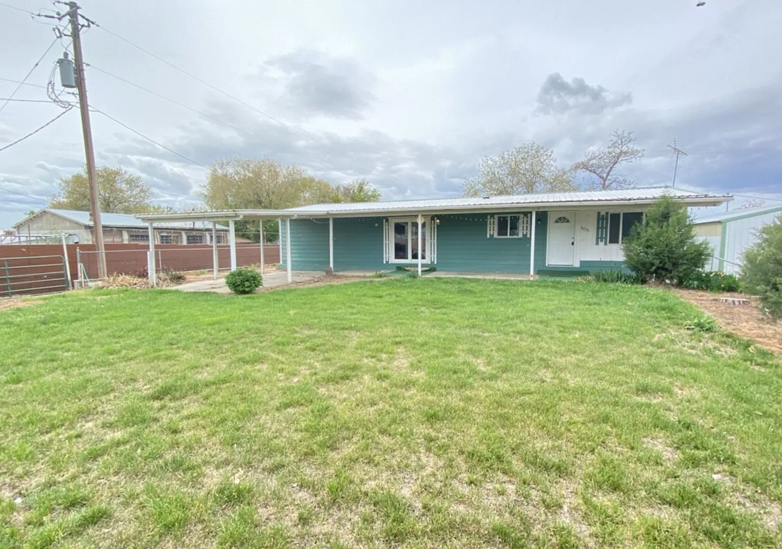Great Little Home Out Of Town With Lots To Offer! — Photo 1