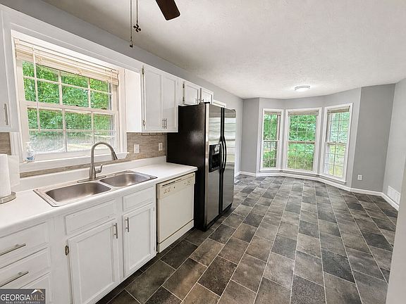 5th image of 176 Deerfield Dr