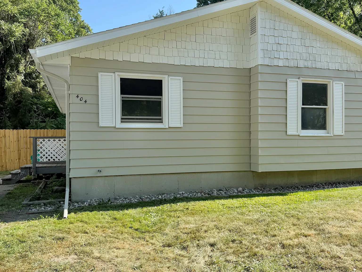 2 bed, 725 sqft, $1,300 — Photo 1