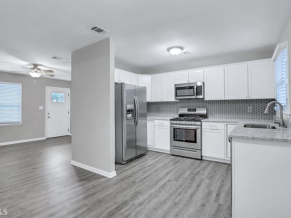 5th image of 3611 Briar Dr
