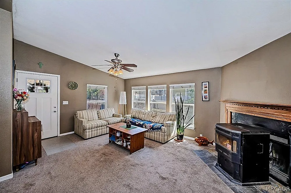 3 bed, 2.0 bath, 1461 sqft, $2,000 — Photo 2
