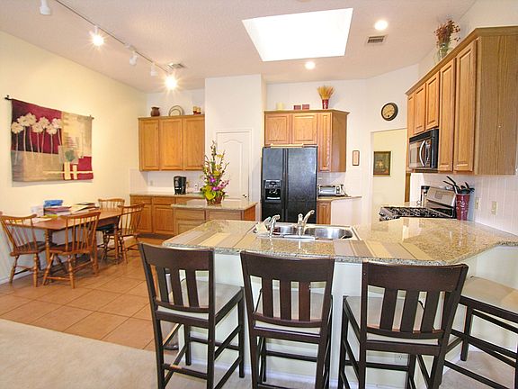 Kitchen has been updated-SS appliancesand granite countertops were installed. 