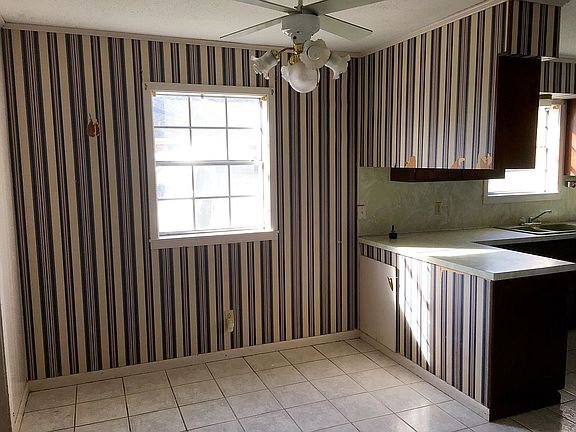 3rd image of 1616 Glenmont Dr