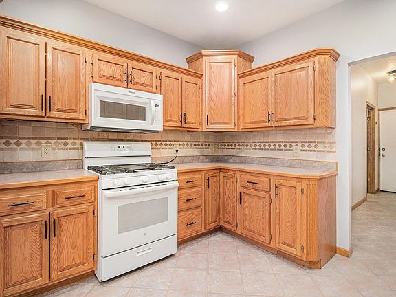 4th image of 201 W Carmel Cir