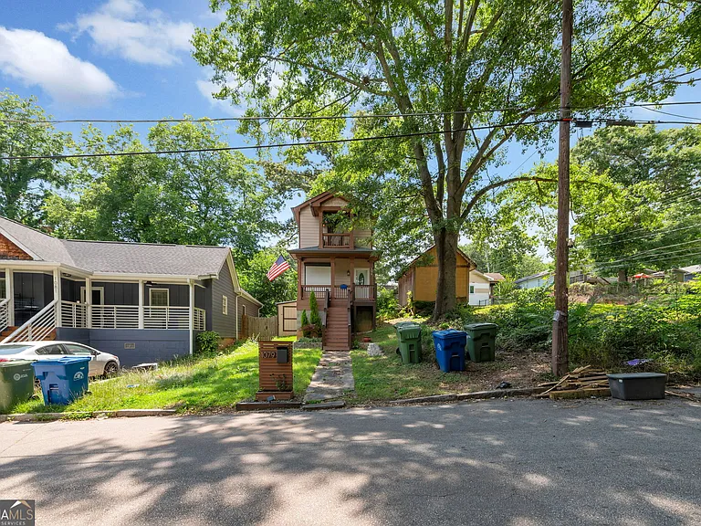 1079 Sims St SW — Photo 2