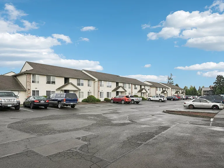 Stonehedge Court Apartments — Photo 13