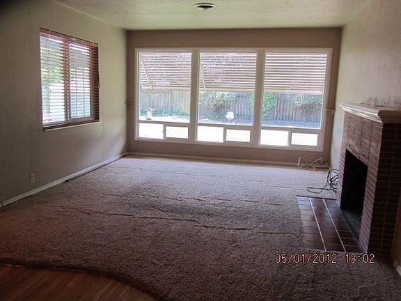 Living rm, view of yard
