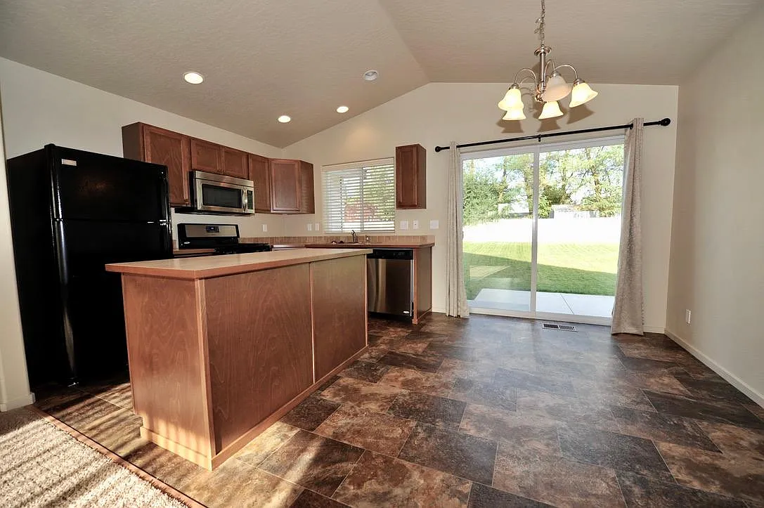 3 bed, 1151 sqft, $1,925 — Photo 4