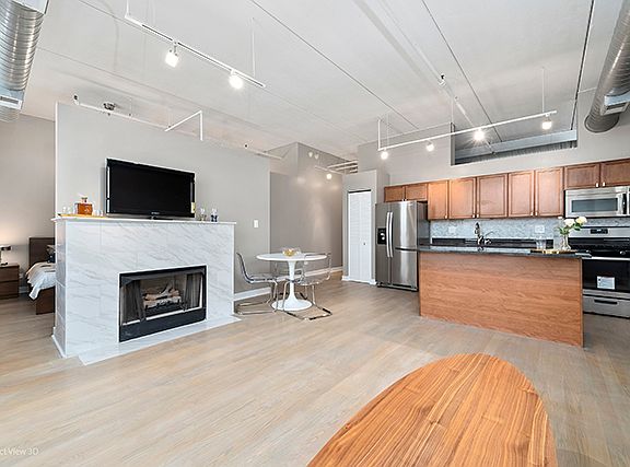 2nd image of 811 W 15th Pl Unit 415
