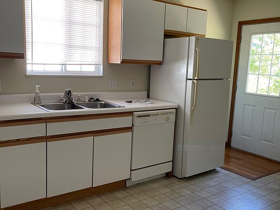 3rd image of 220 Autumn Pine Dr