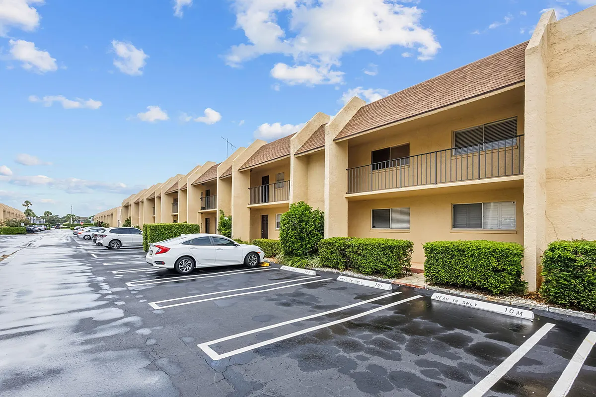 Building Photo - 2825 SW 22nd Ave #201